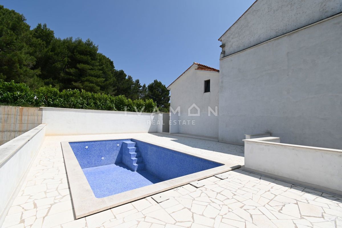 Casa con tre appartamenti, piscina e vista mare