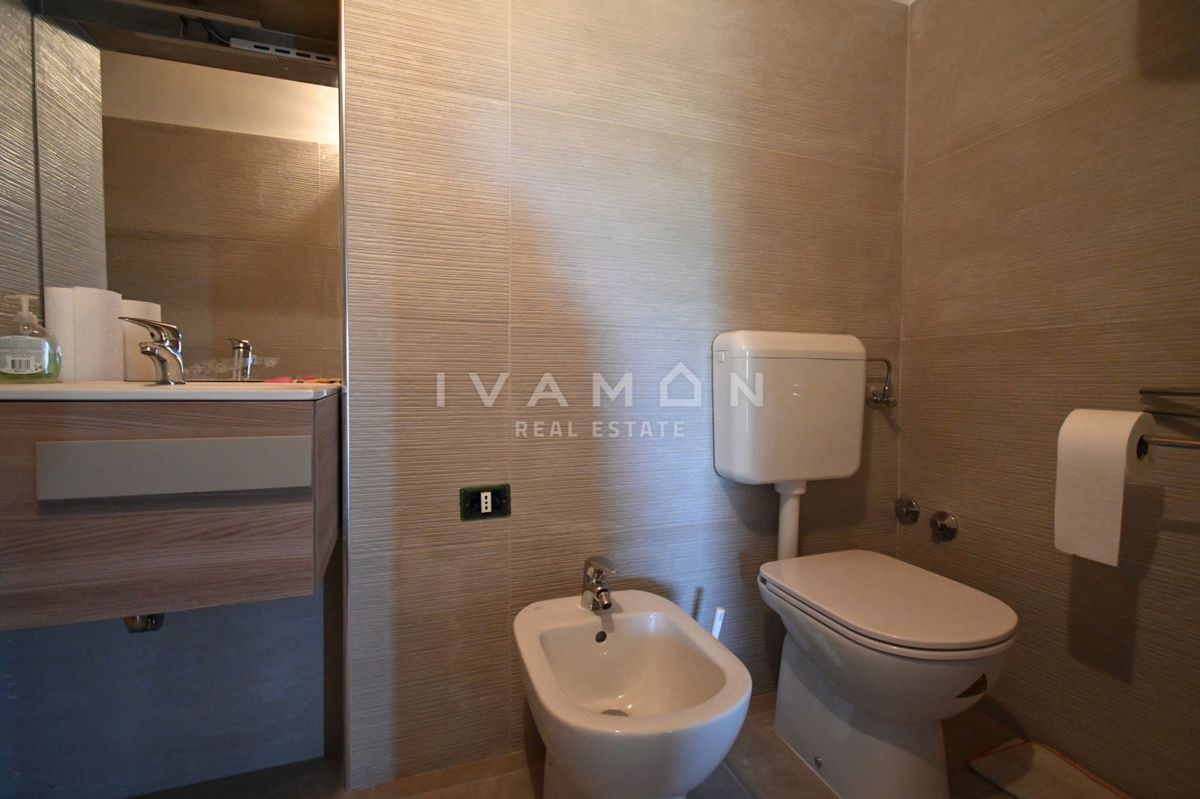 Casa con tre appartamenti, piscina e vista mare