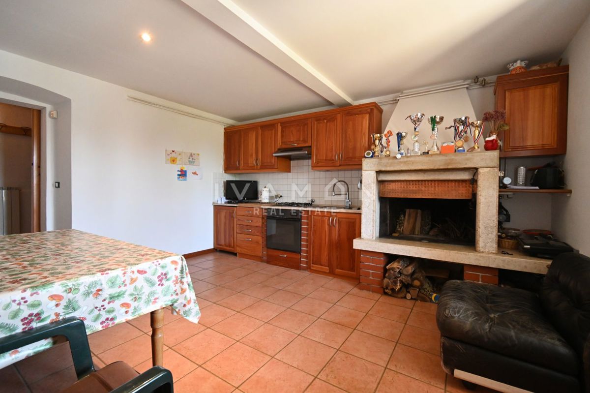Casa con tre appartamenti, piscina e vista mare
