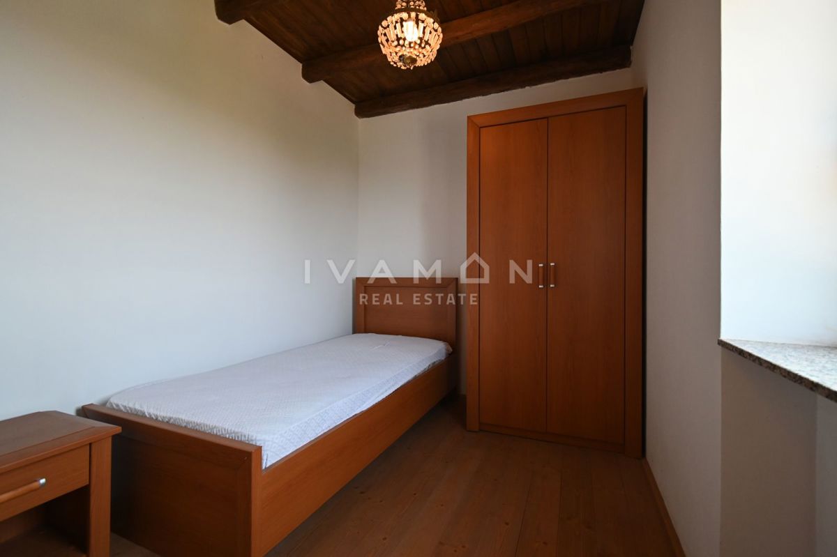 Casa con tre appartamenti, piscina e vista mare