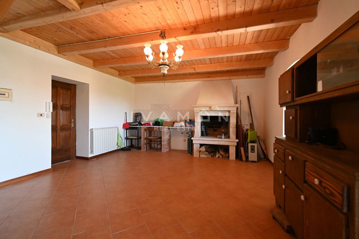 Casa con tre appartamenti, piscina e vista mare