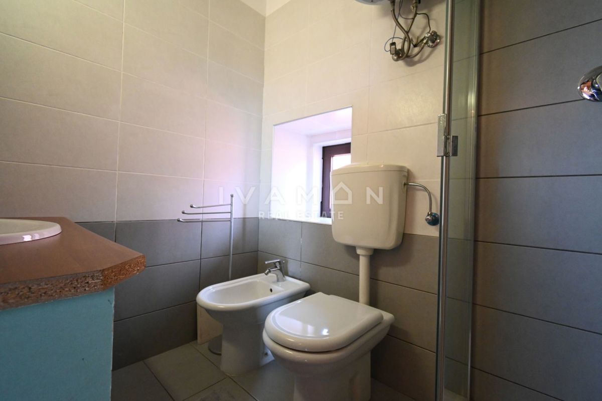Casa con tre appartamenti, piscina e vista mare
