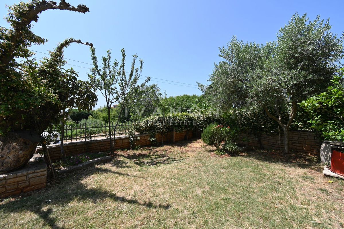 Casa con tre appartamenti, piscina e vista mare