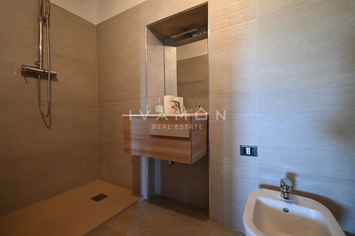 Casa con tre appartamenti, piscina e vista mare
