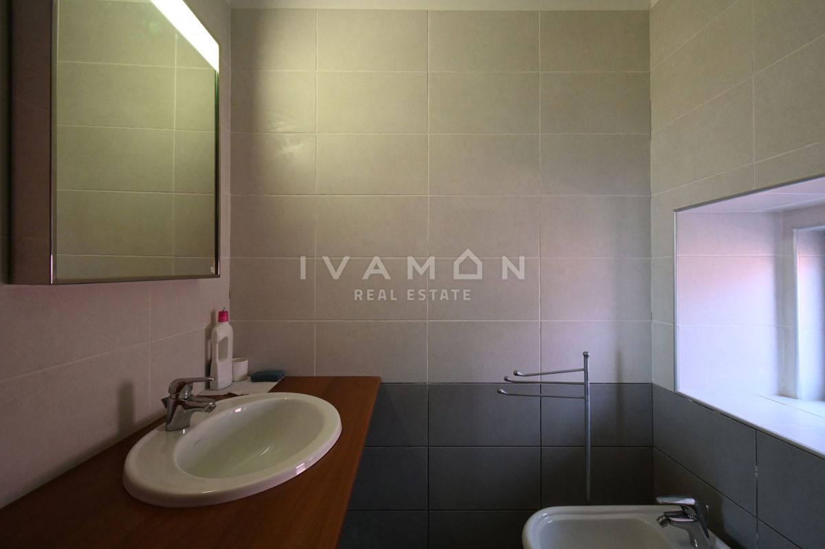 Casa con tre appartamenti, piscina e vista mare