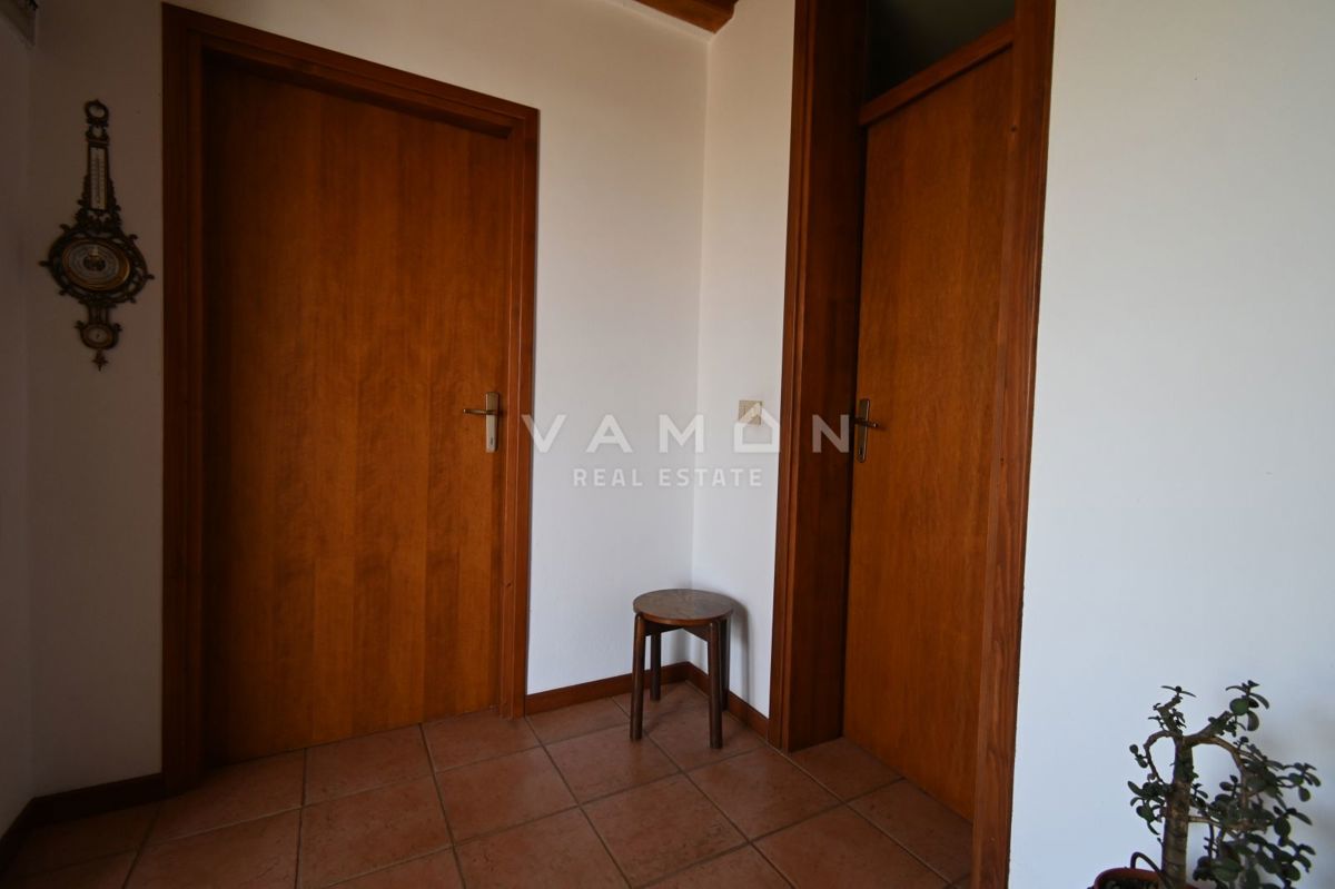 Casa con tre appartamenti, piscina e vista mare