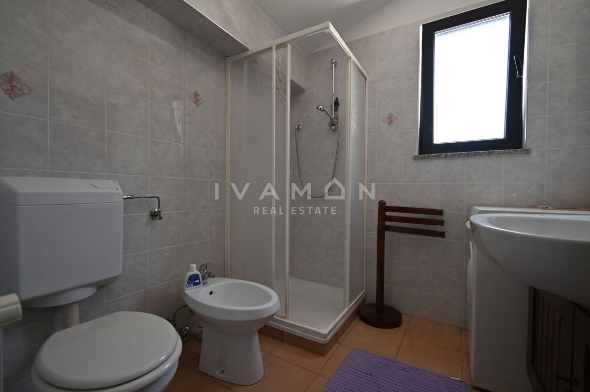 Casa con tre appartamenti, piscina e vista mare