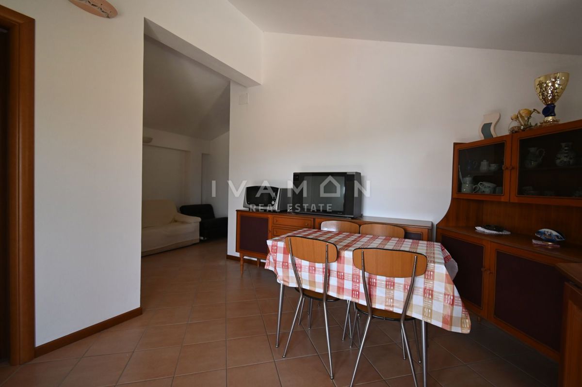 Casa con tre appartamenti, piscina e vista mare