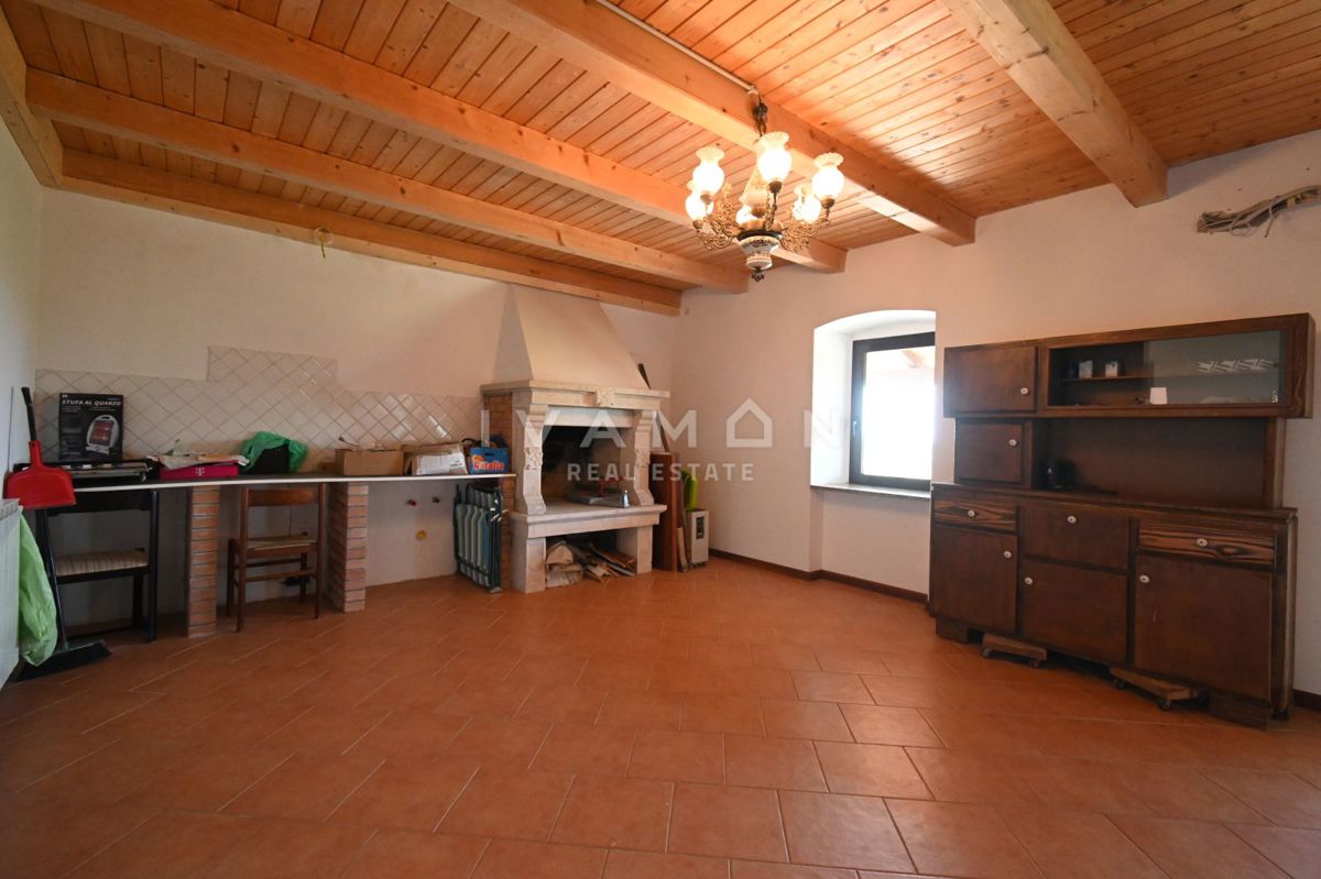 Casa con tre appartamenti, piscina e vista mare