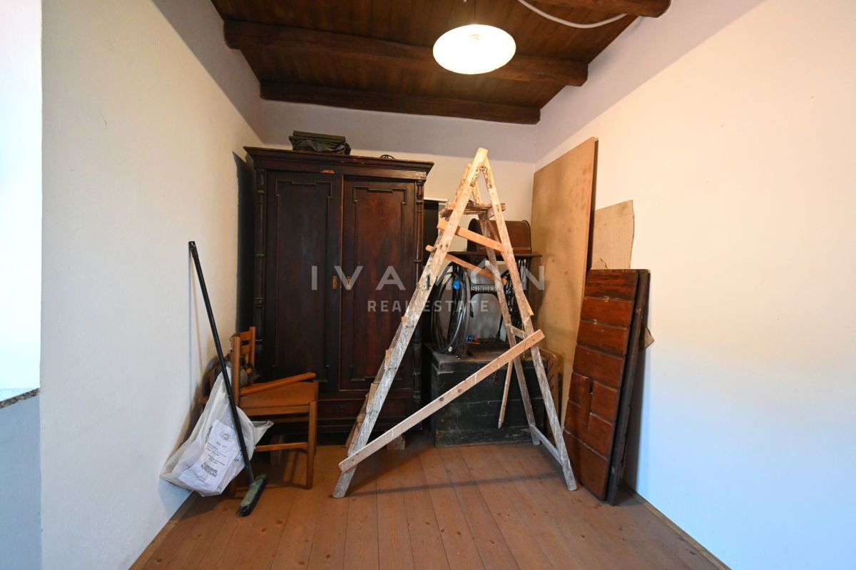 Casa con tre appartamenti, piscina e vista mare