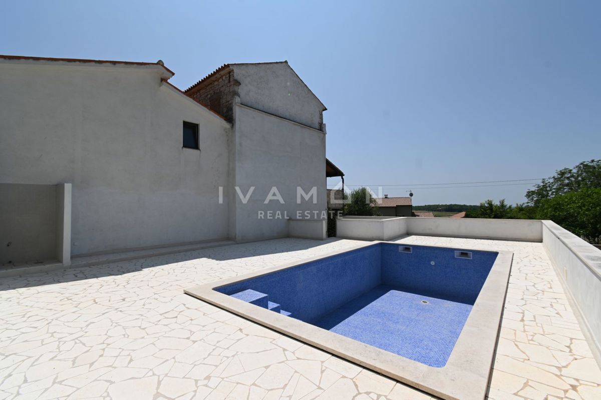 Casa con tre appartamenti, piscina e vista mare