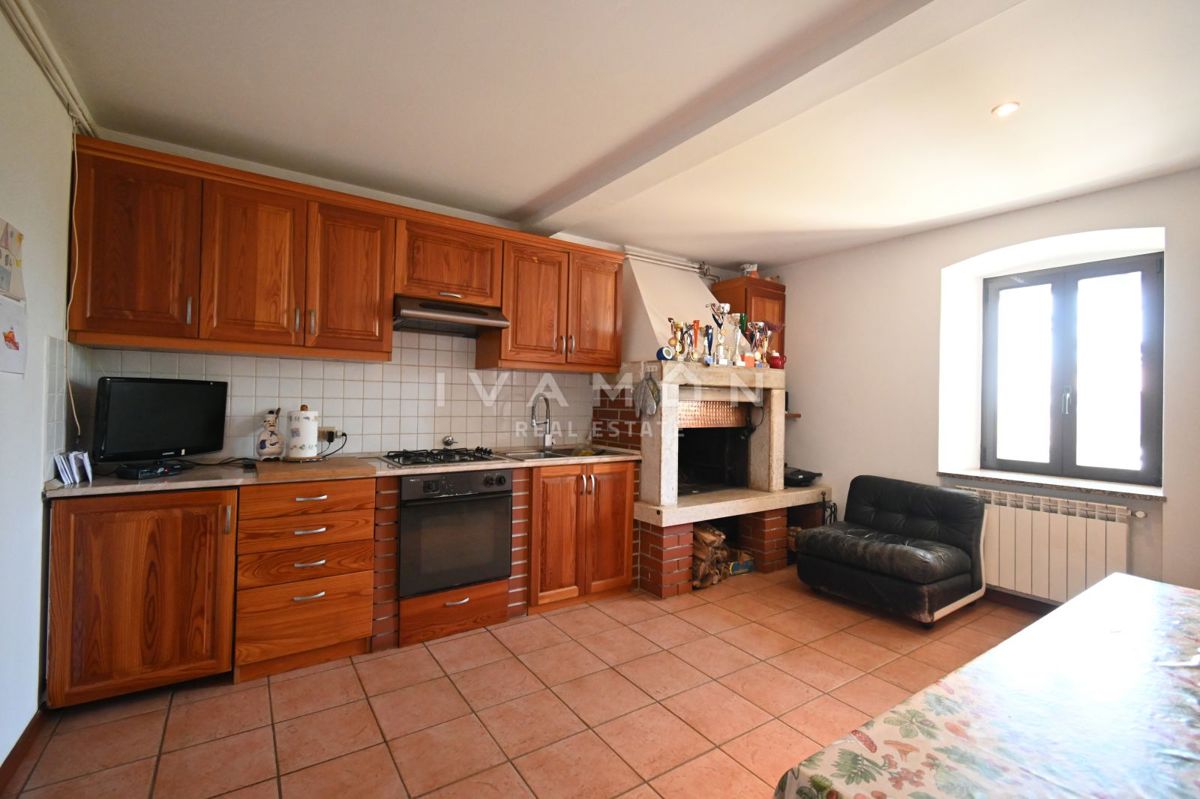 Casa con tre appartamenti, piscina e vista mare