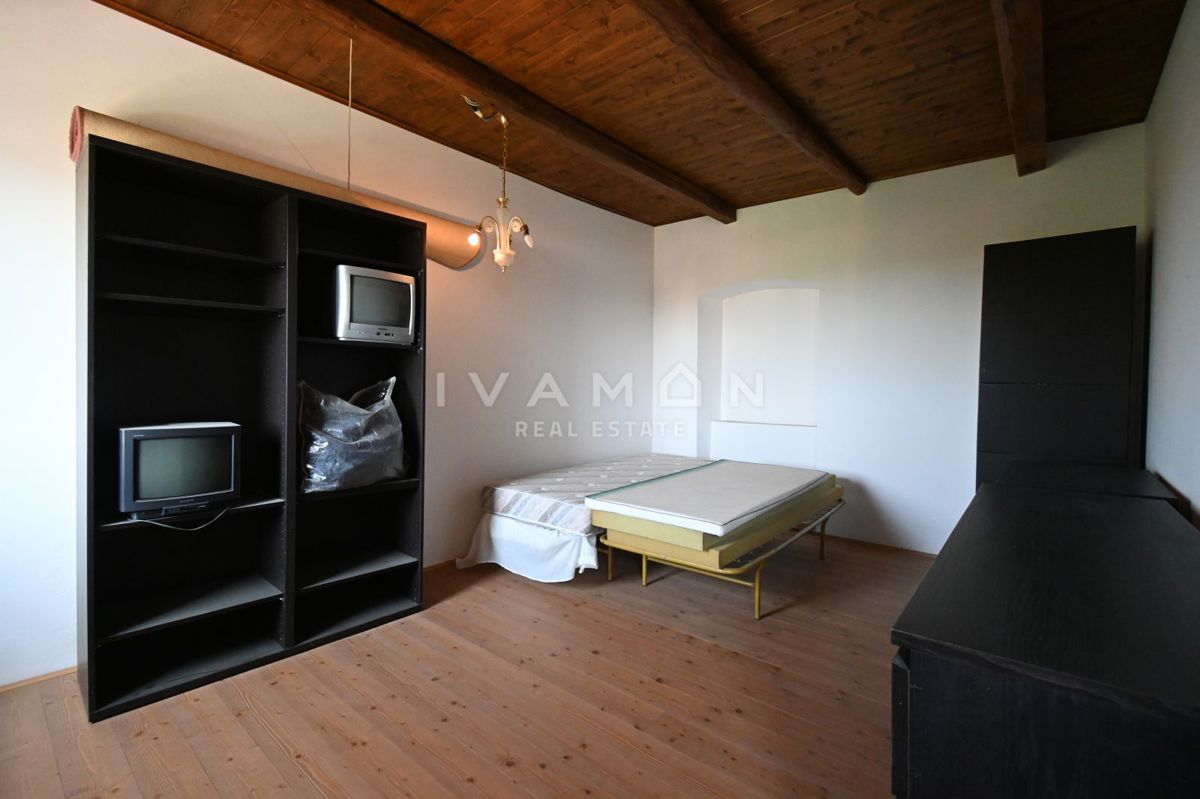 Casa con tre appartamenti, piscina e vista mare