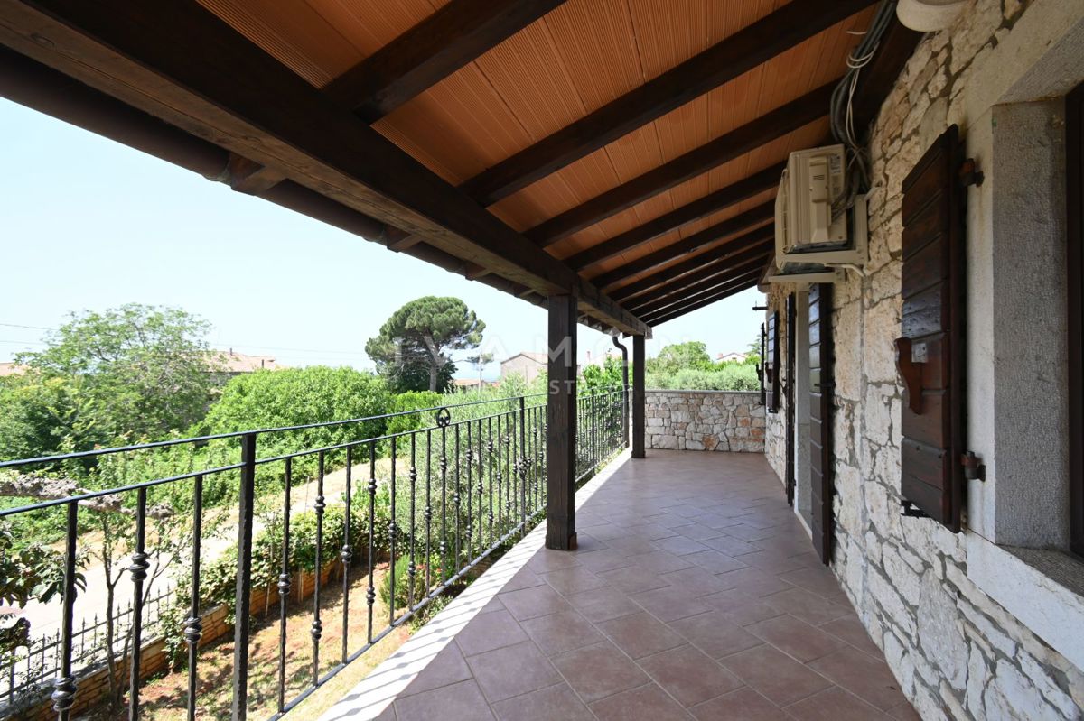 Casa con tre appartamenti, piscina e vista mare
