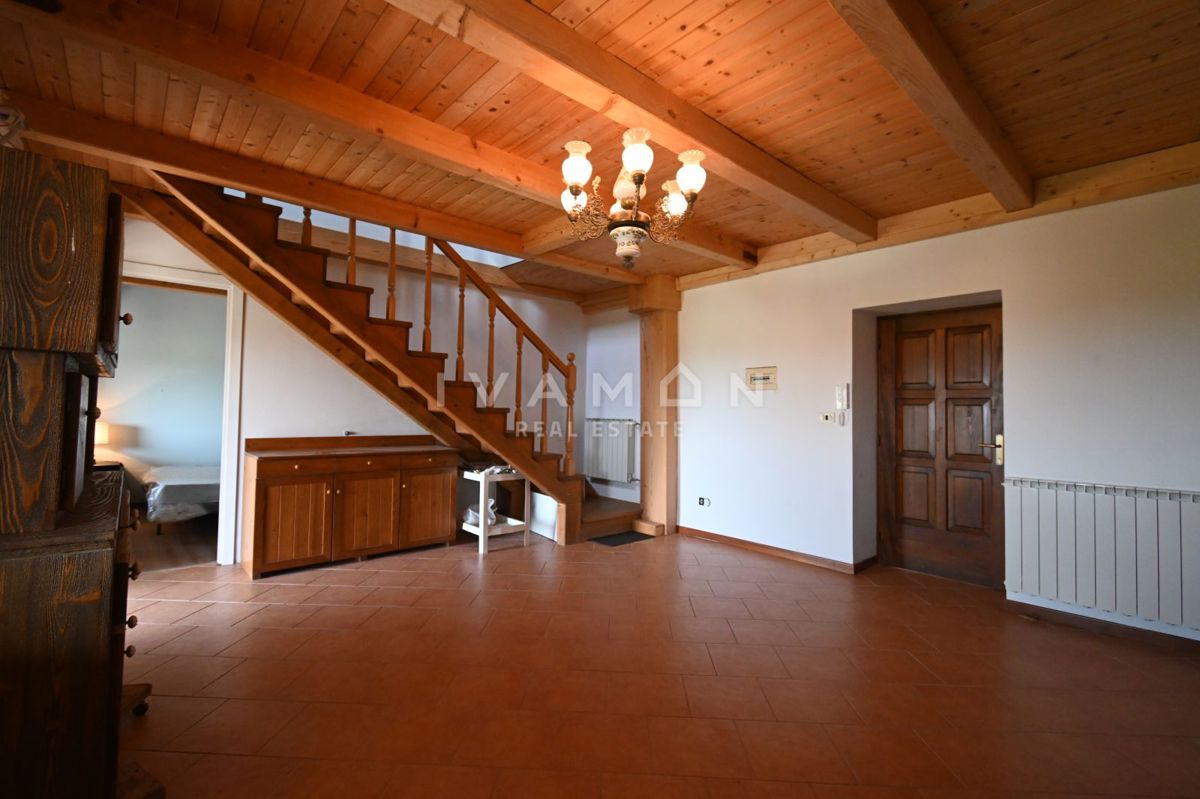 Casa con tre appartamenti, piscina e vista mare