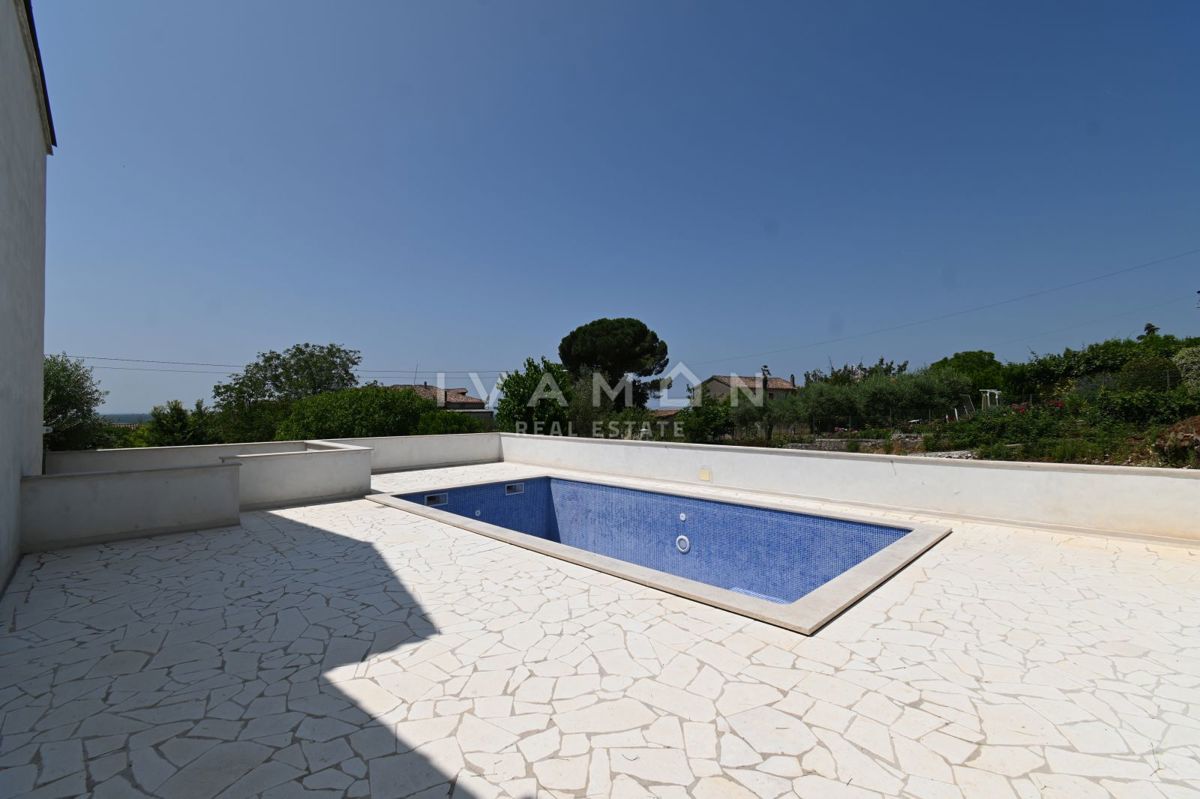 Casa con tre appartamenti, piscina e vista mare