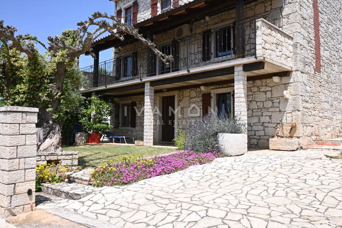 Casa con tre appartamenti, piscina e vista mare