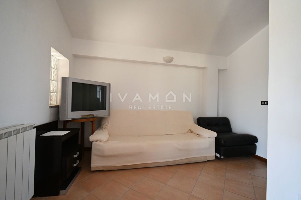 Casa con tre appartamenti, piscina e vista mare