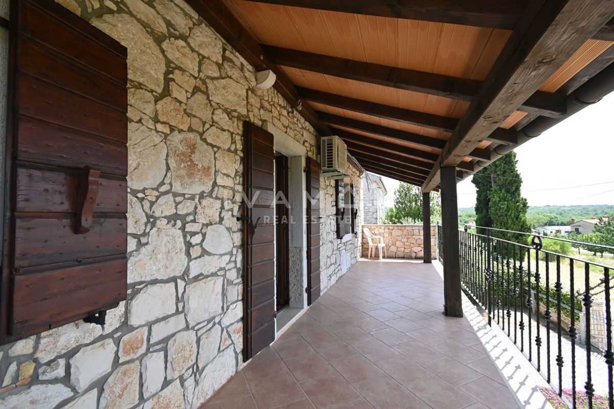 Casa con tre appartamenti, piscina e vista mare