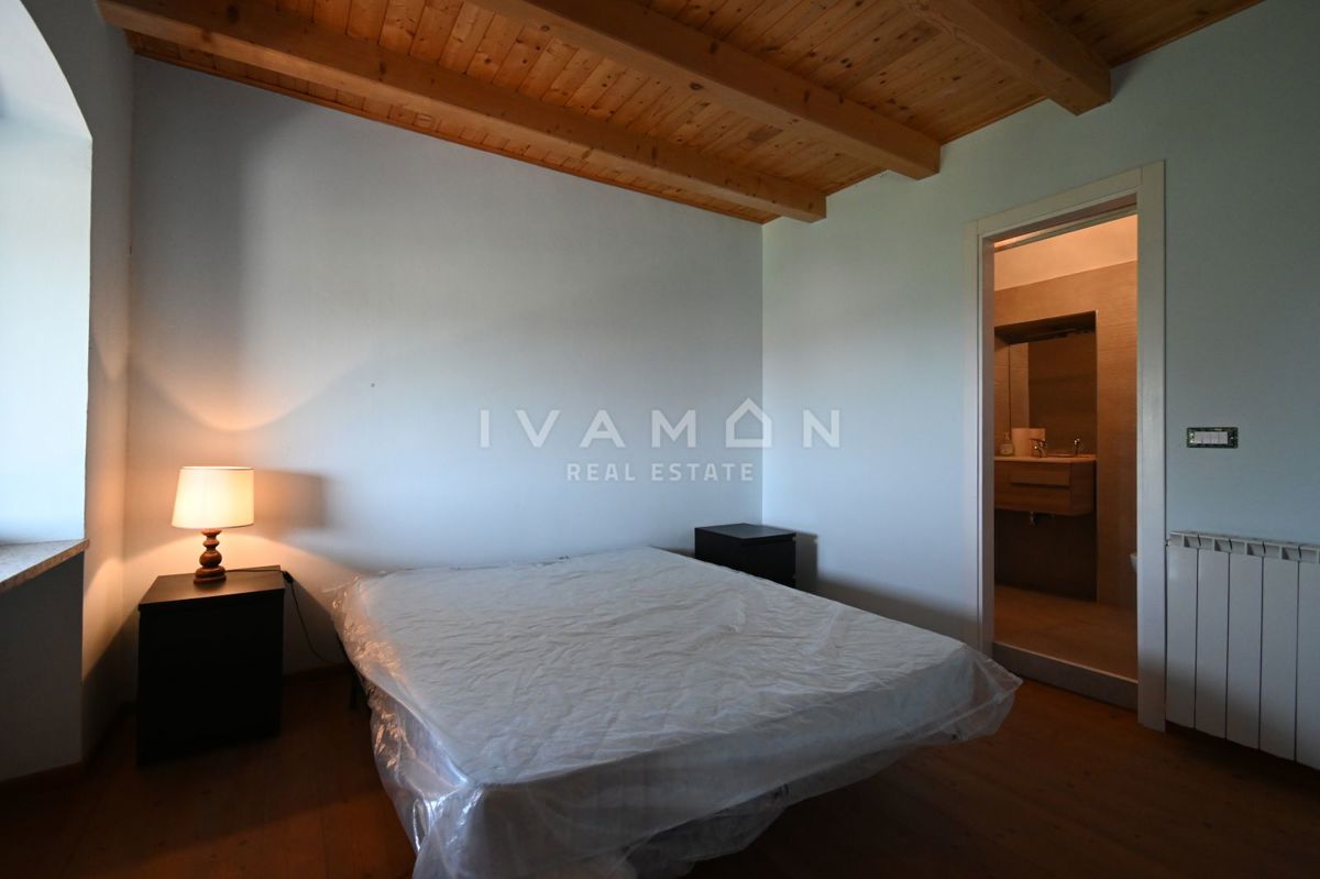 Casa con tre appartamenti, piscina e vista mare