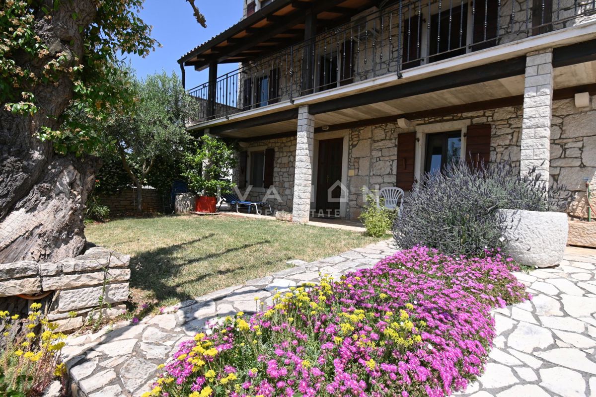 Casa con tre appartamenti, piscina e vista mare