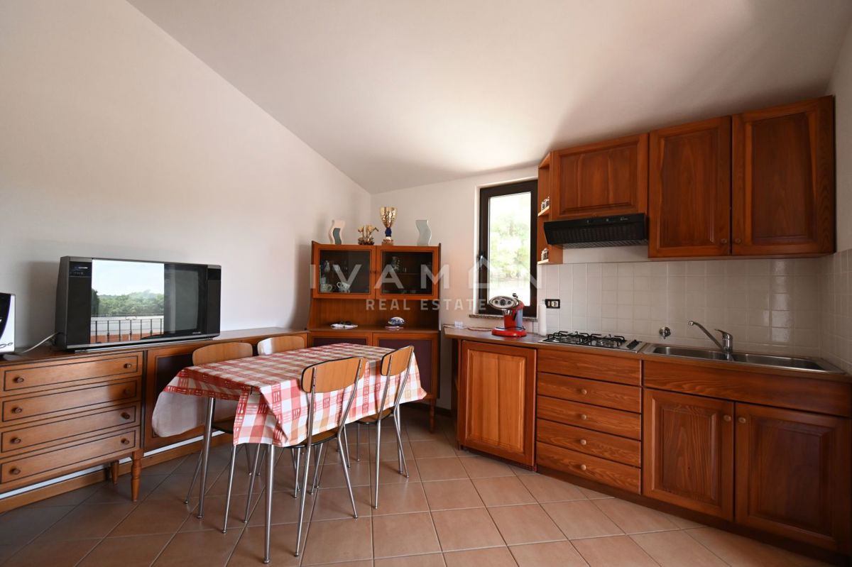 Casa con tre appartamenti, piscina e vista mare