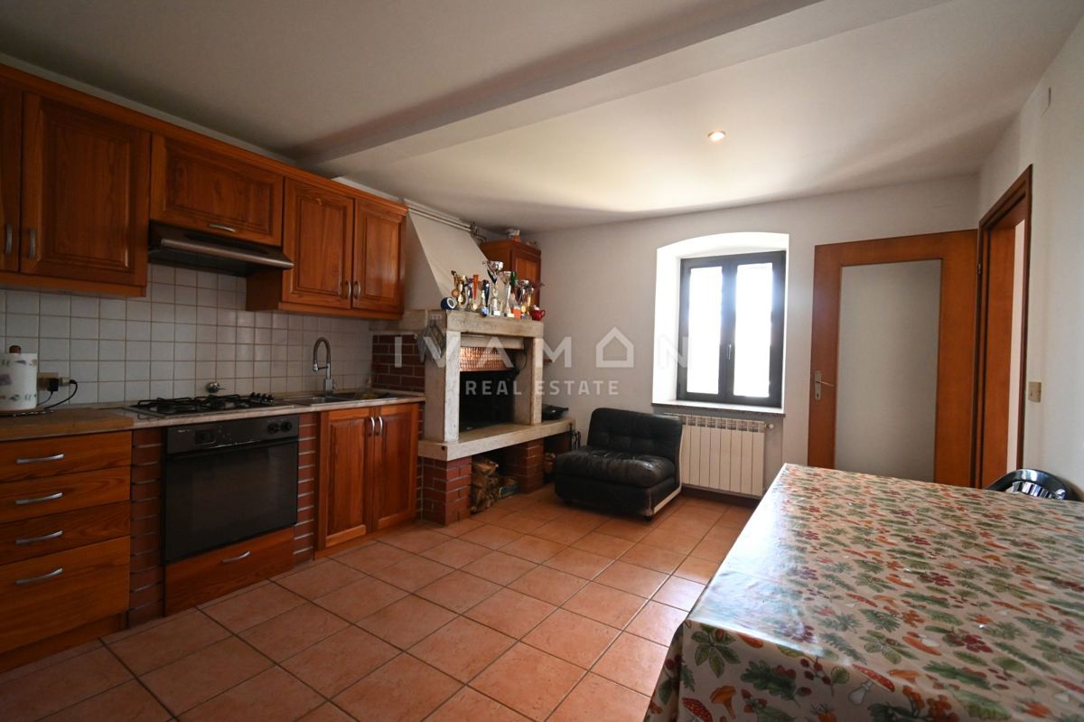 Casa con tre appartamenti, piscina e vista mare