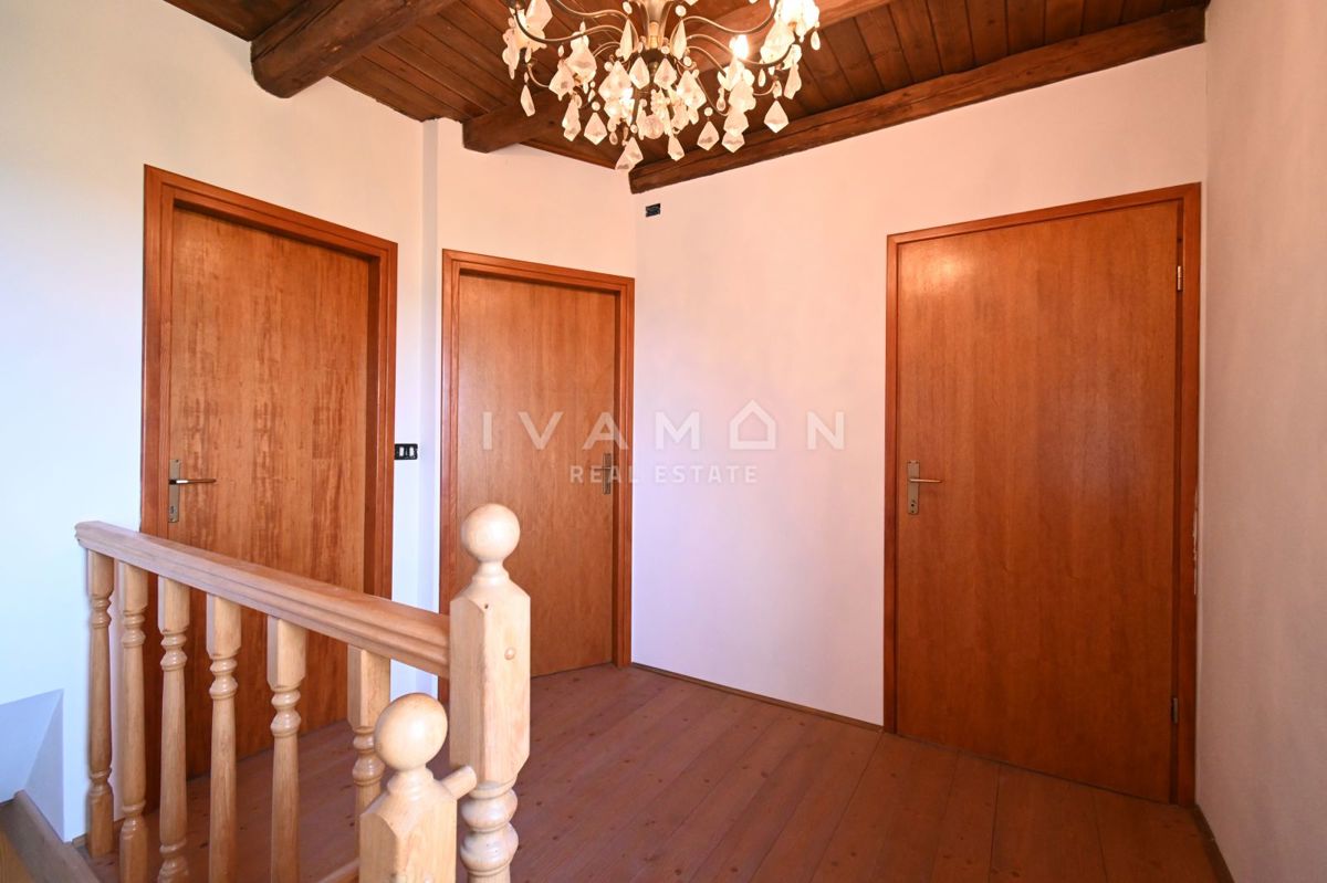 Casa con tre appartamenti, piscina e vista mare