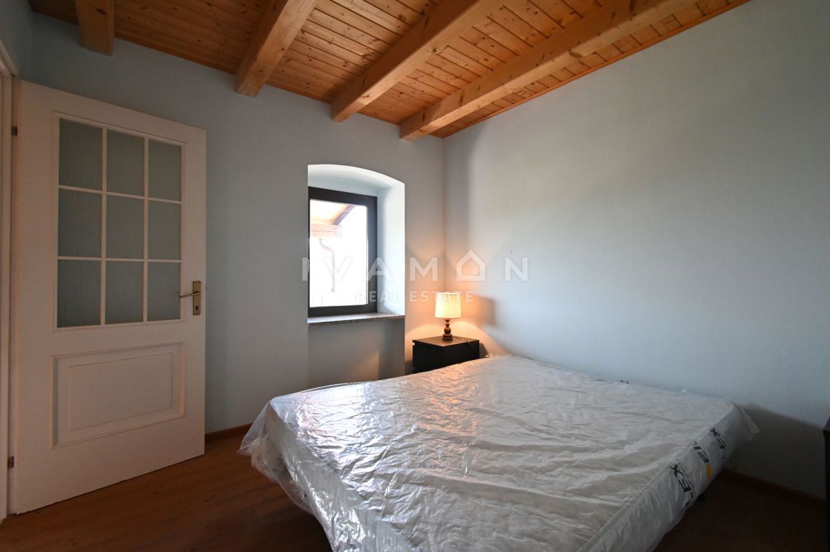 Casa con tre appartamenti, piscina e vista mare