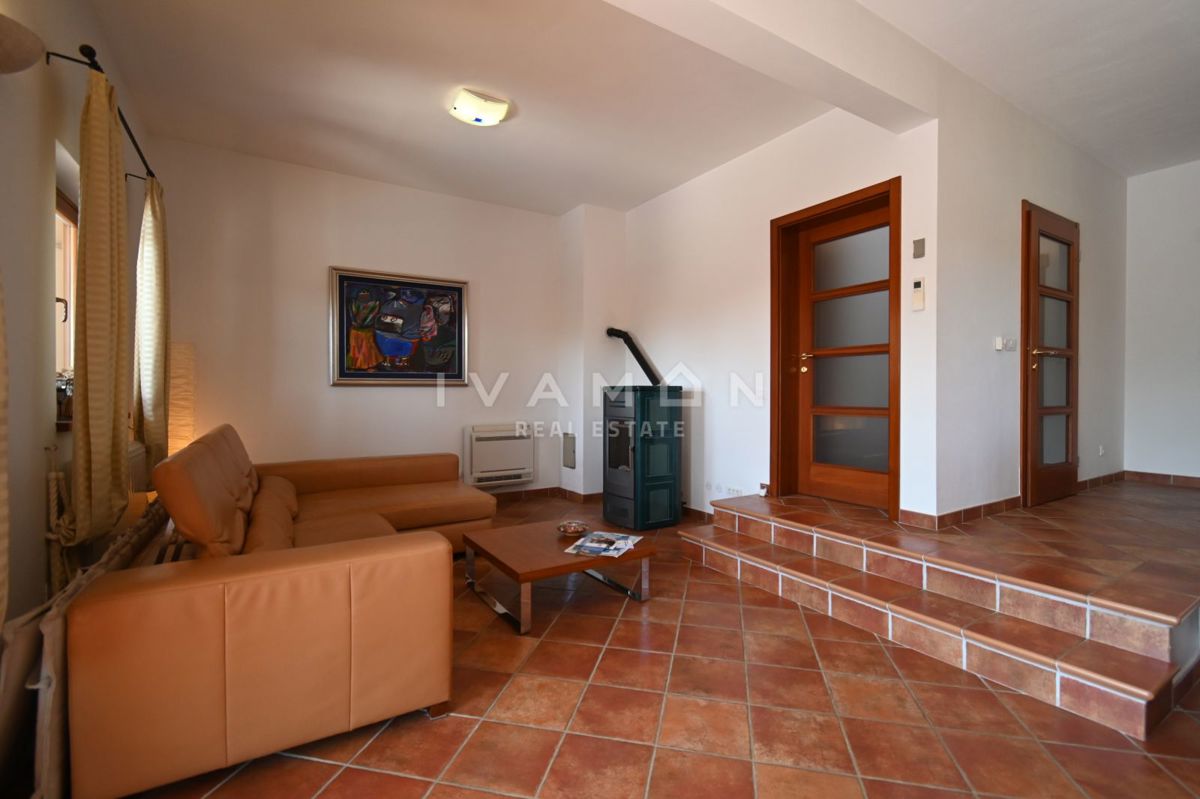Villa arredata con piscina, a 6 km dal mare