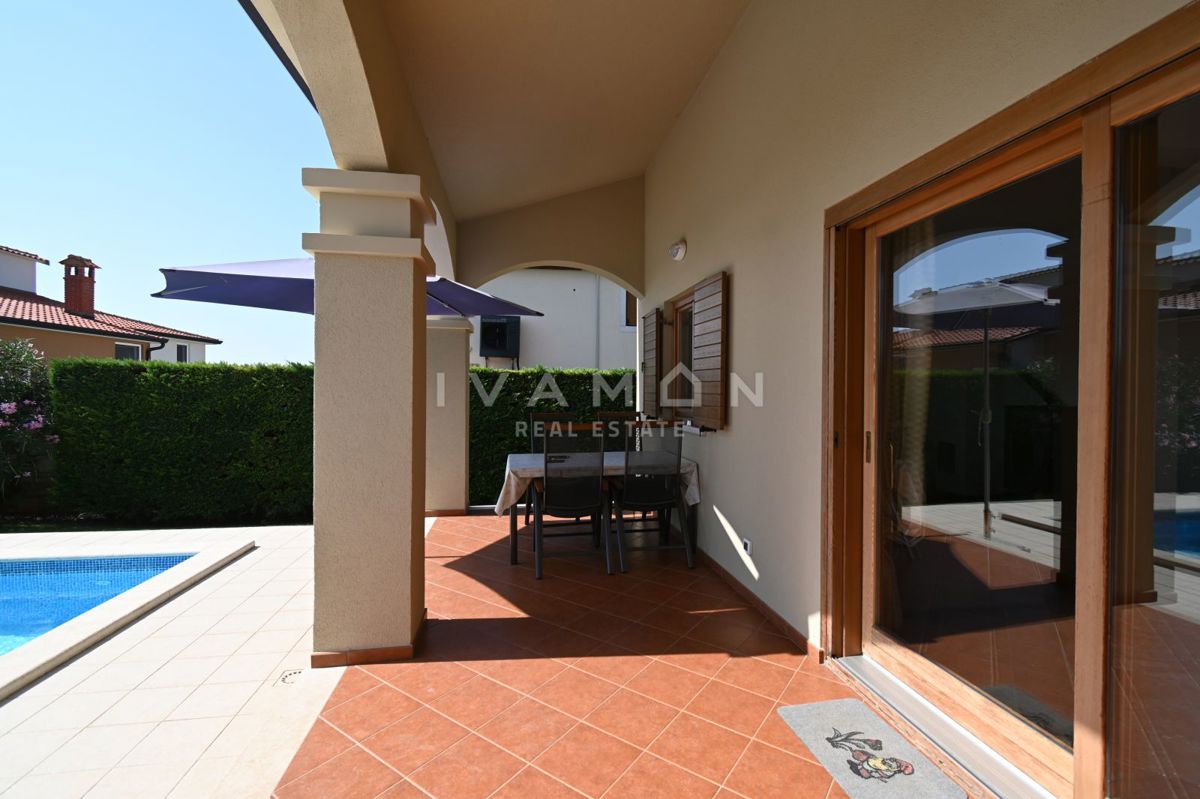 Villa arredata con piscina, a 6 km dal mare