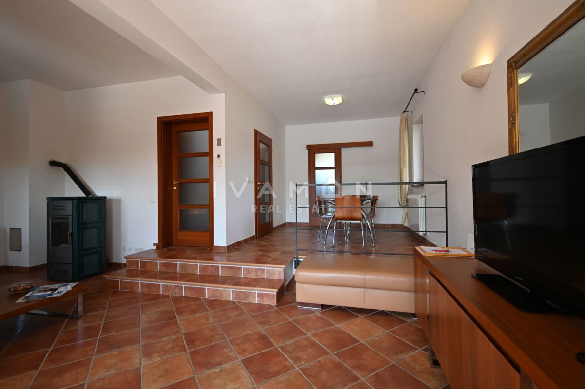 Villa arredata con piscina, a 6 km dal mare