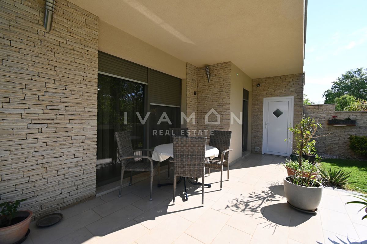 Casa con due appartamenti in una posizione eccellente a Parenzo