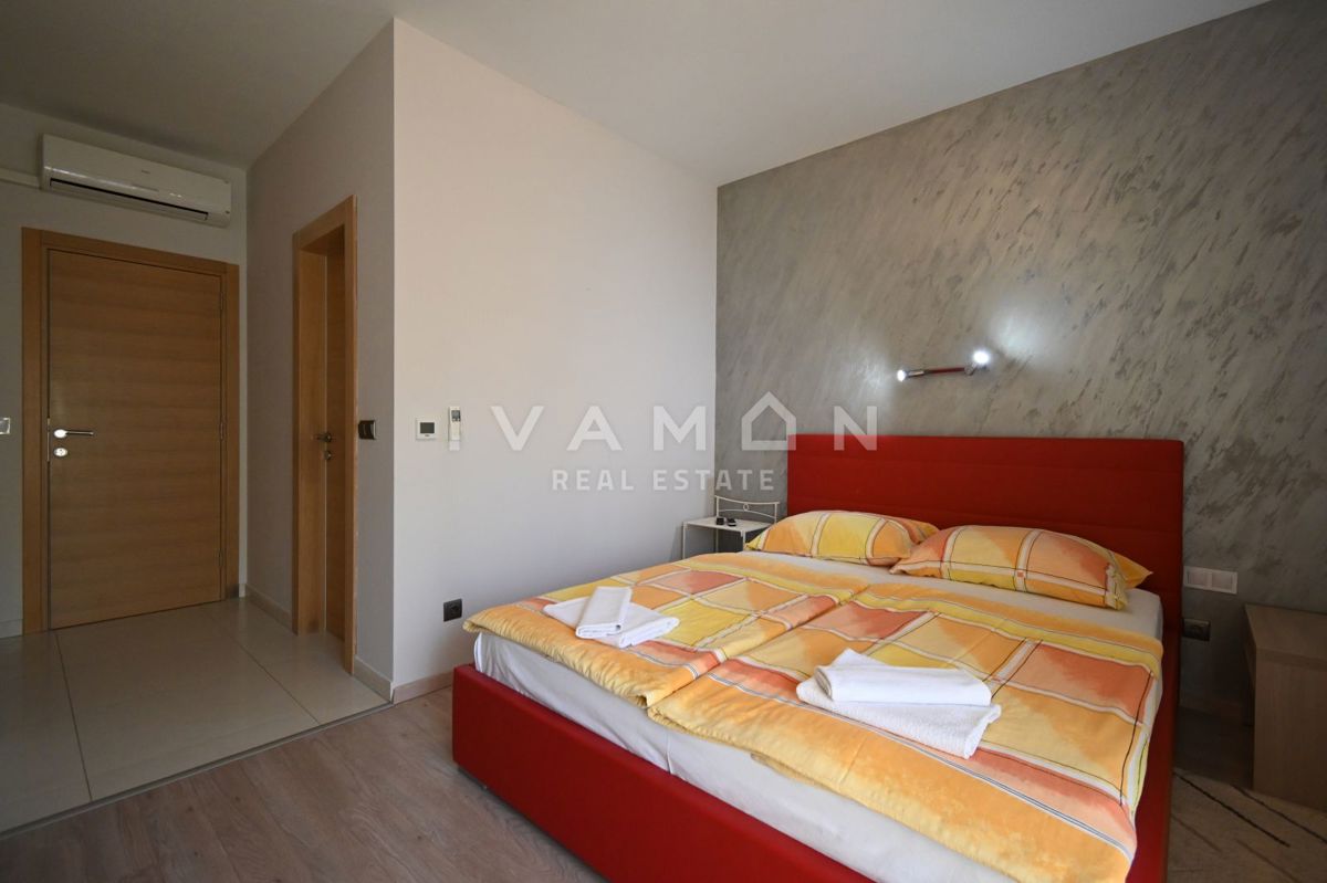 Casa con due appartamenti in una posizione eccellente a Parenzo