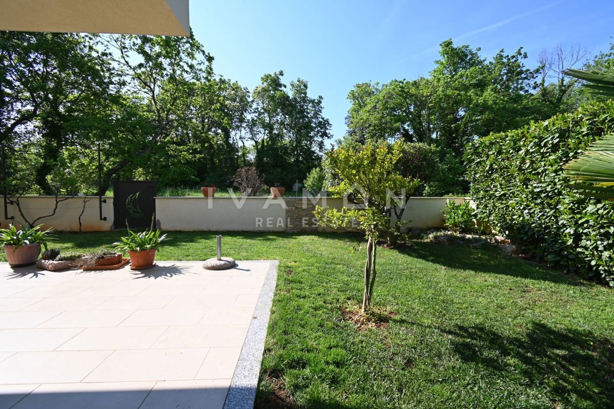 Casa con due appartamenti in una posizione eccellente a Parenzo