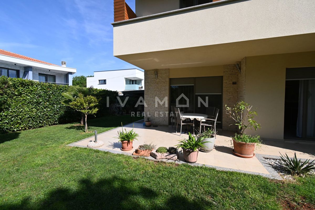 Casa con due appartamenti in una posizione eccellente a Parenzo