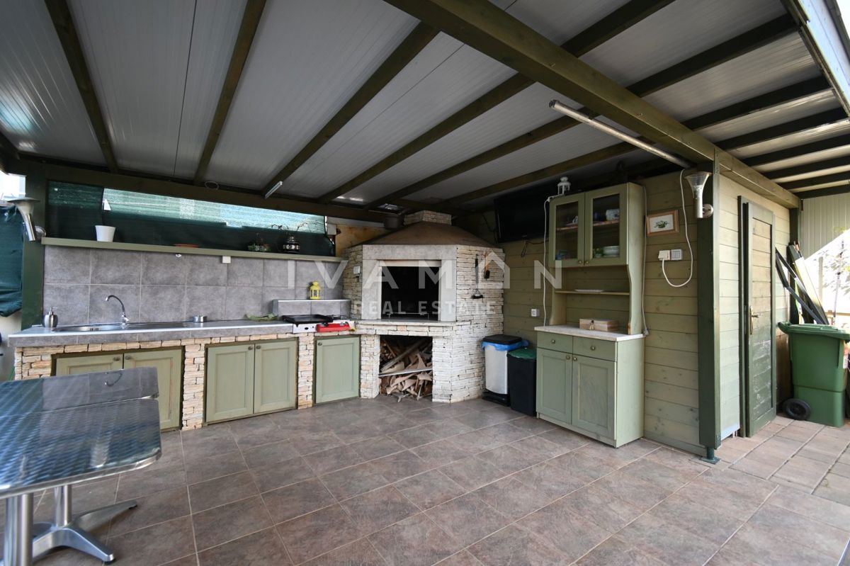 Casa con due appartamenti in una posizione eccellente a Parenzo