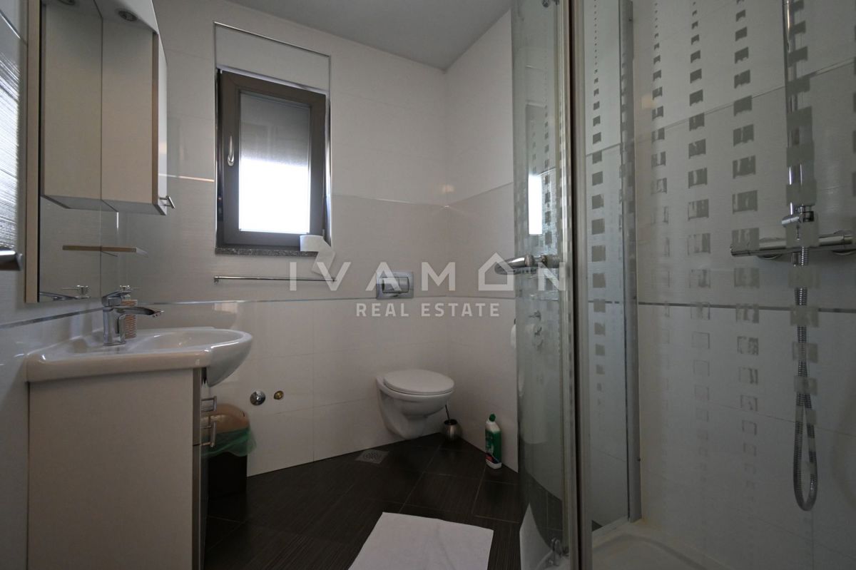 Casa con due appartamenti in una posizione eccellente a Parenzo