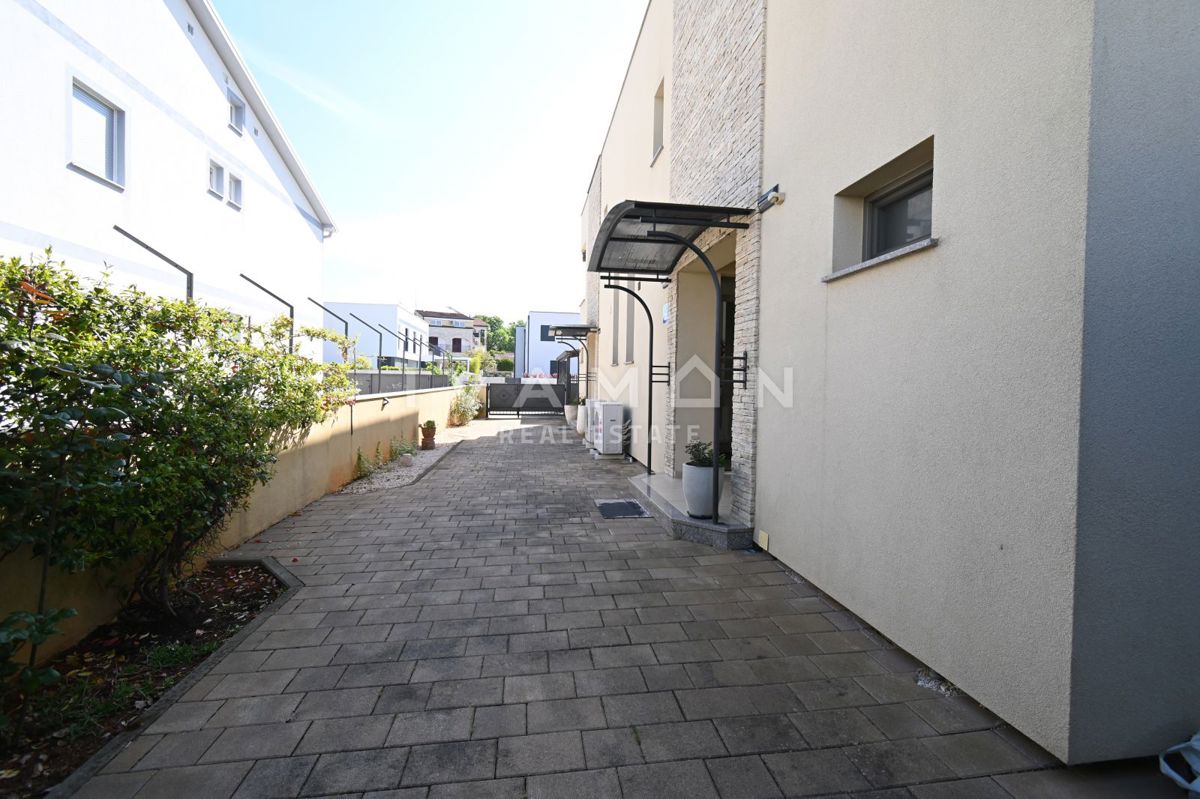 Casa con due appartamenti in una posizione eccellente a Parenzo