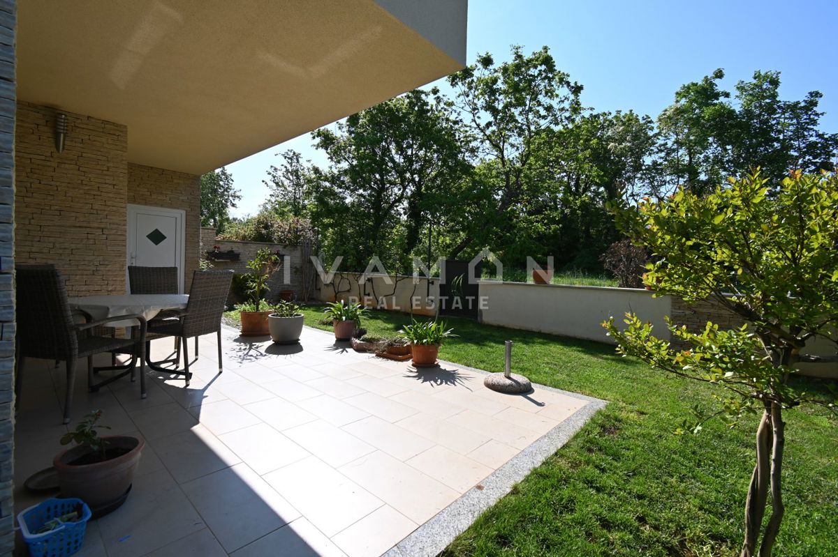 Casa con due appartamenti in una posizione eccellente a Parenzo