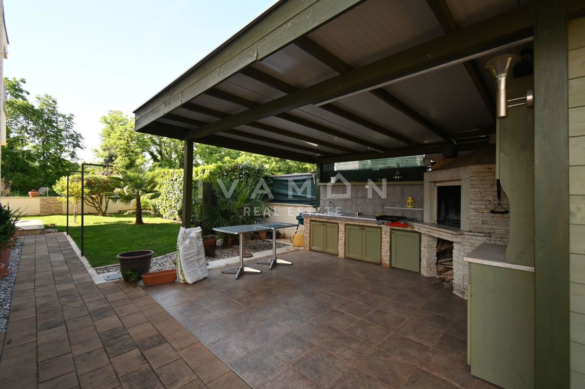 Casa con due appartamenti in una posizione eccellente a Parenzo