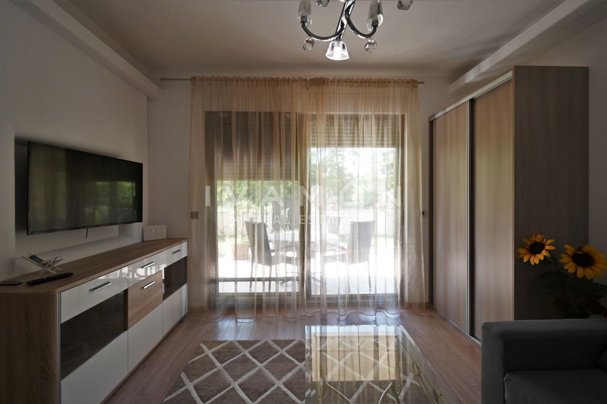 Casa con due appartamenti in una posizione eccellente a Parenzo