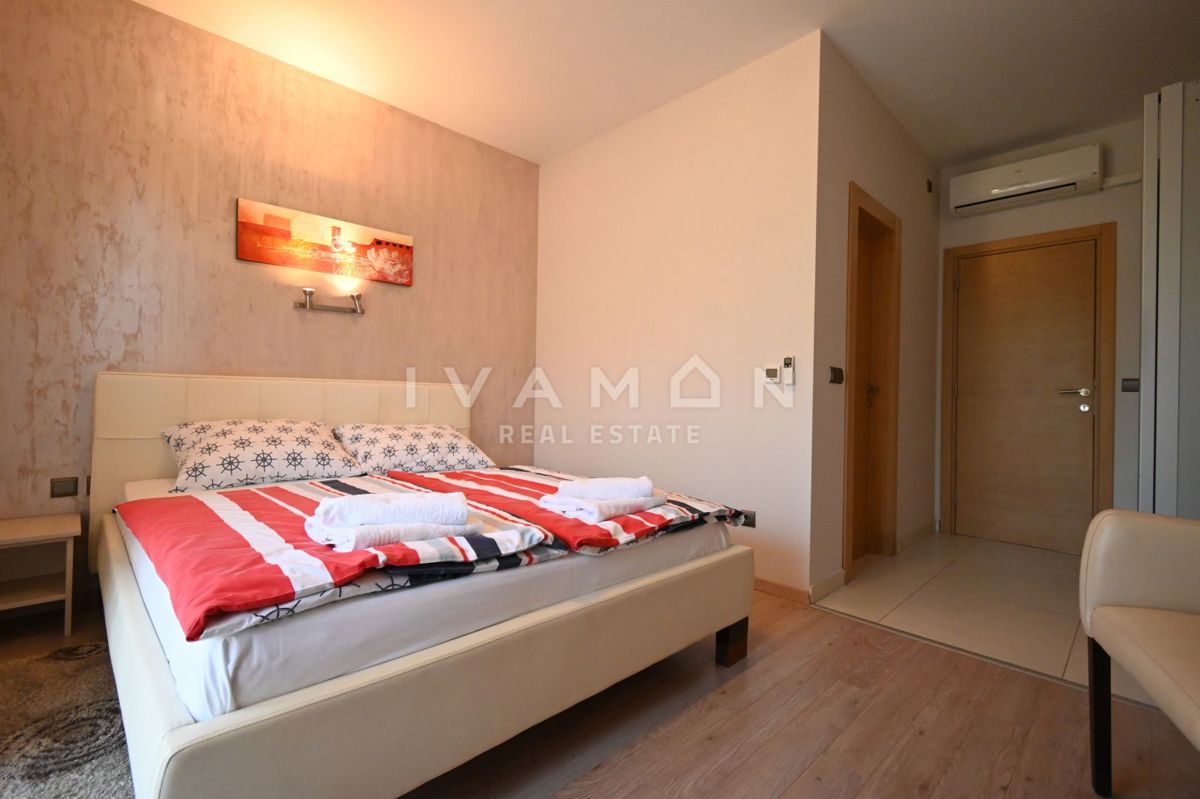 Casa con due appartamenti in una posizione eccellente a Parenzo