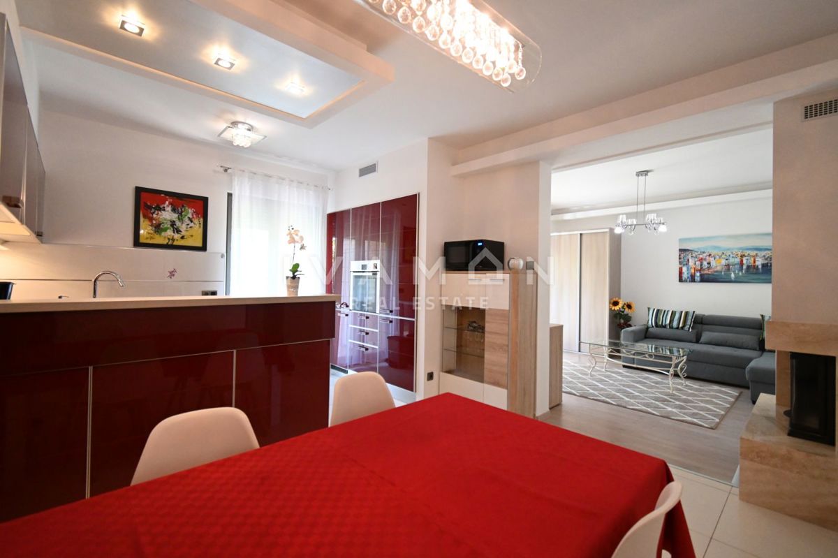 Casa con due appartamenti in una posizione eccellente a Parenzo