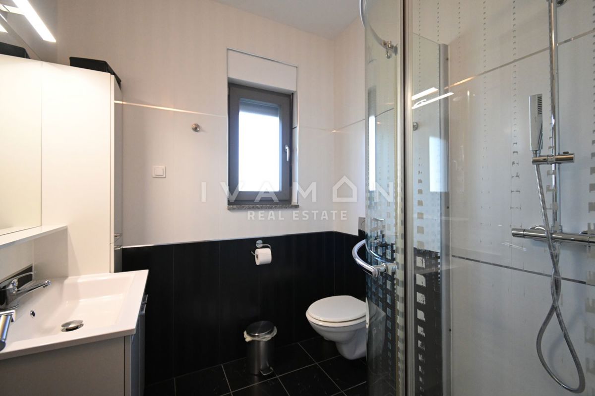 Casa con due appartamenti in una posizione eccellente a Parenzo