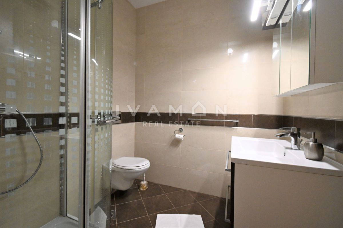 Casa con due appartamenti in una posizione eccellente a Parenzo