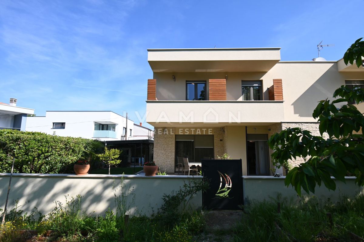 Casa con due appartamenti in una posizione eccellente a Parenzo