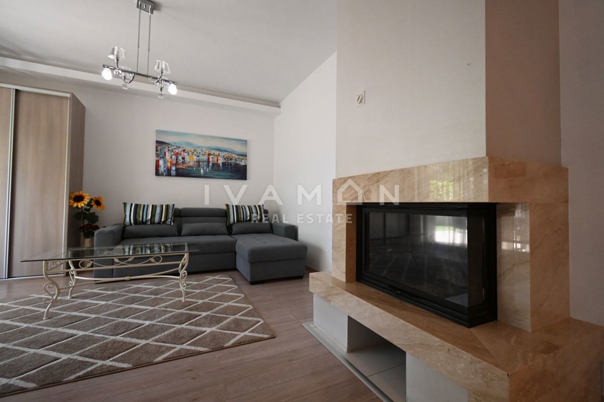 Casa con due appartamenti in una posizione eccellente a Parenzo