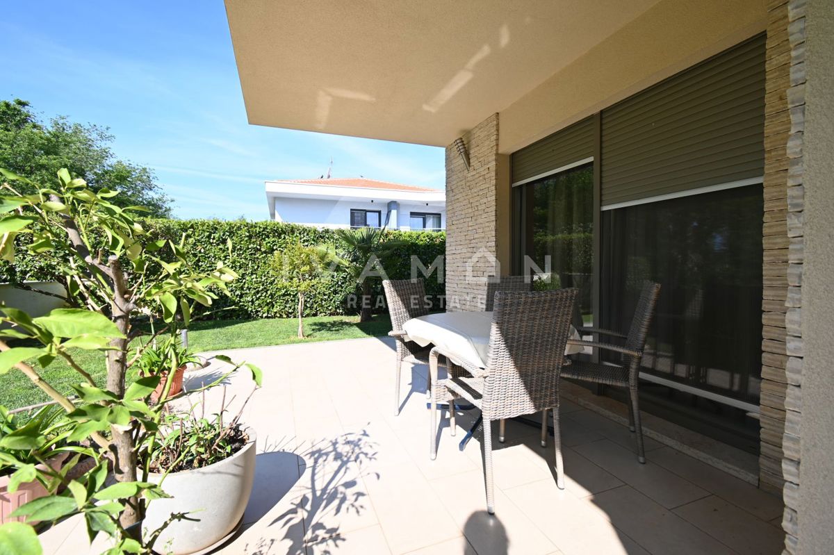 Casa con due appartamenti in una posizione eccellente a Parenzo