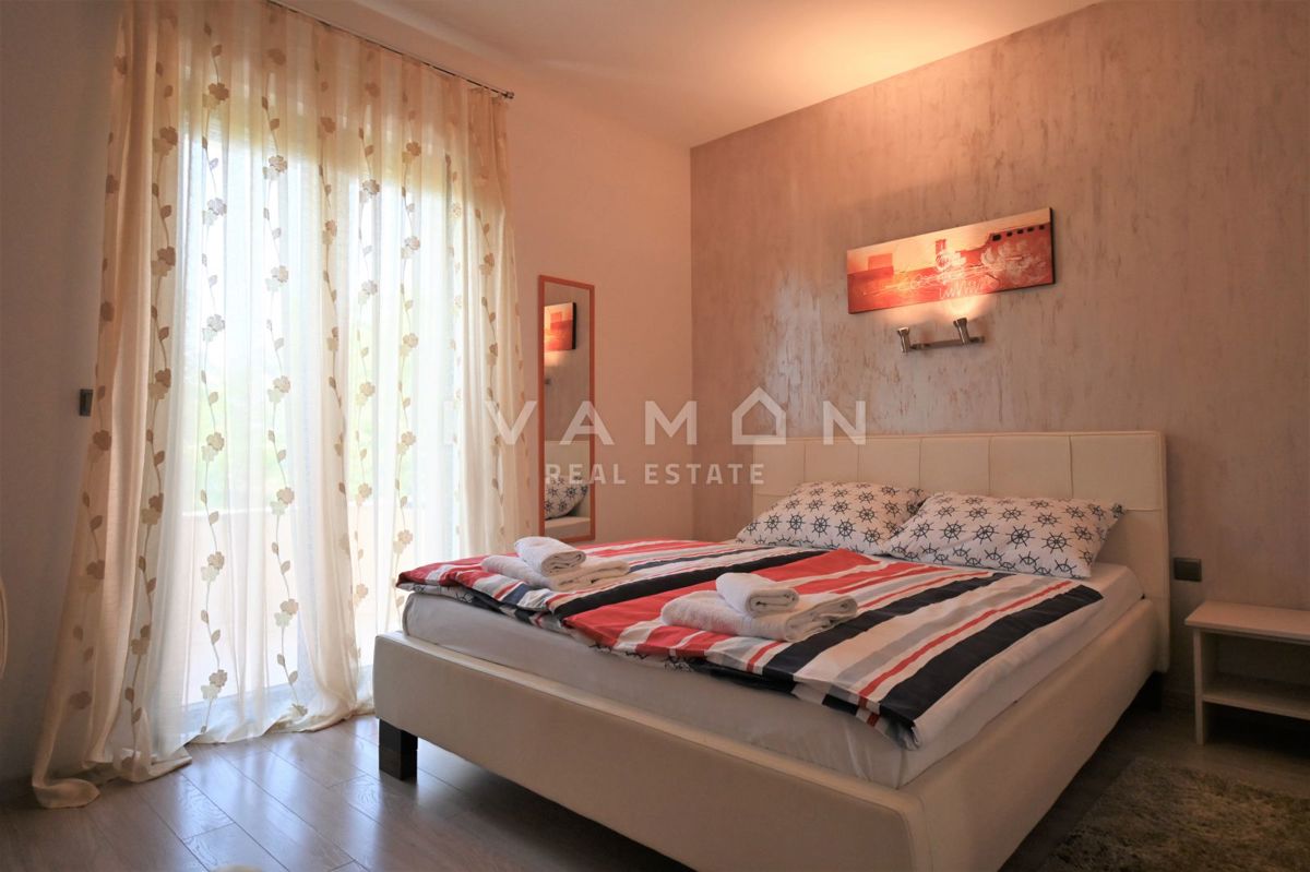 Casa con due appartamenti in una posizione eccellente a Parenzo